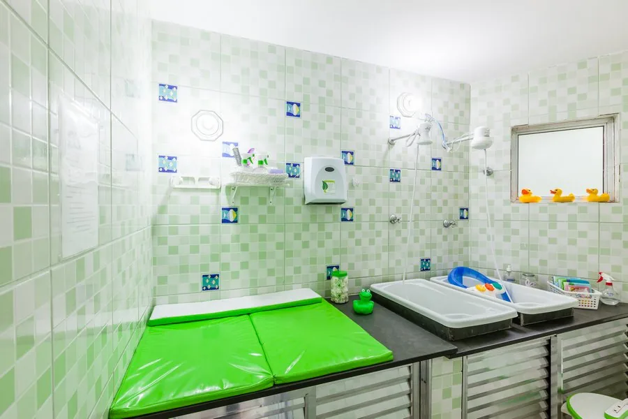Espaço de higiene do berçário com trocador
