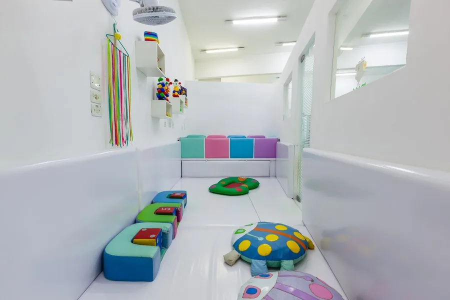 Sala do berçário com tatames e brinquedos macios